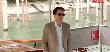 Mostra del Cinema di Venezia, larrivo di Robert Pattinson in Laguna