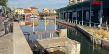 Milano: 7 barriere di contenimento per chiazza gasolio su Naviglio grande