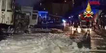 Trieste, camion in fiamme nel Porto Nuovo: lintervento dei Vigili del Fuoco