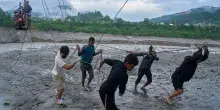 Nepal, zipline manuali per attraversare il fiume Trishuli a Bidur. Le foto