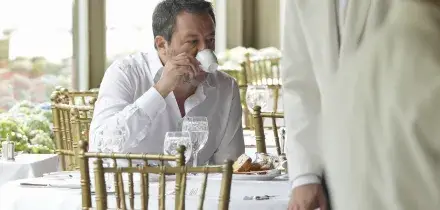 Forum di Cernobbio: Salvini a tavola in relax e la chiacchierata tra Bonelli e Schlein. Ecco le foto del dietro le quinte