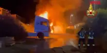 Olbia, otto trattori in fiamme: lintervento dei vigili del fuoco per spegnare il maxi incendio