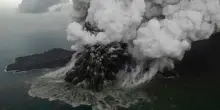 Krakatoa, in Indonesia l&rsquo;eruzione del vulcano tra Giava e Sumatra: voli cancellati e migliaia di viaggiatori bloccati
