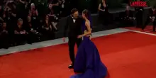 Mostra del Cinema di Venezia, baci e sguardi dintesa tra Nicola Peltz e Brooklyn Beckham