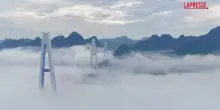 Cina, incredibile nebbia a Pingtang: avvolto completamente il Grande Ponte