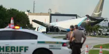 Miami, aereo cargo di Amazon esce di pista e provoca 5 morti: le foto dell&rsquo;incidente