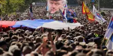Serbia, folla ai funerali di Mladic: il &lsquo;Boia di Srebrenica&rsquo; sepolto da eroe