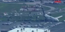 Miami, laereo cargo fuori pista allaeroporto: larrivo dei soccorritori