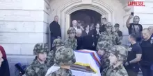 Serbia, militari trasportano il feretro di Mladic avvolto nella bandiera