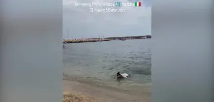 Il record di Spyros Chrysikopoulos: &egrave; il primo uomo a nuotare dalla Grecia all&rsquo;Italia senza soste