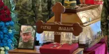Belgrado, migliaia di serbi rendono omaggio alla salma di Mladic