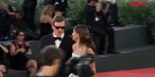 Mostra Cinema Venezia 2026, Alicia Vikander e Michael Fassbender: il bacio sul red carpet