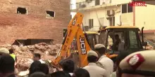India, a Nuova Delhi si scava tra le macerie dopo il crollo di un edificio