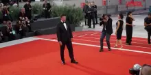 Mostra Cinema Venezia 2026, Paolo Strippoli presenta &ldquo;L&rsquo;Estranea&rdquo;: il cast sul red carpet