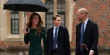 Il principe George al suo primo giorno all&rsquo;Eton College accompagnato da William e Kate &ndash; Le foto