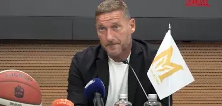 Roma, Totti: "Centenario? Nessuna polemica con la societ&agrave; ma lo passer&ograve; con i tifosi"