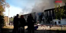 Ucraina, attacco russo nella notte su Kiev: colonne di fumo dagli edifici colpiti