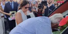 Femminicidio di Lorena Isceri, lemozione dei genitori sulla bara della 45enne
