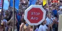 Germania, migliaia in piazza a Colonia contro l&rsquo;AfD dopo il voto in Sassonia-Anhalt