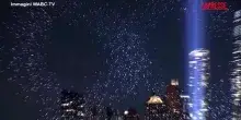 11 settembre 2001, il cielo sopra New York illuminato dalla sagoma delle Torri