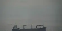 Cina, incendio su nave cargo nel porto di Qingdao: 20 morti e 5 dispersi