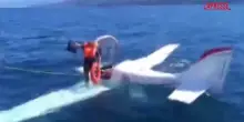 Turchia, il salvataggio di due persone precipitate in mare con un piccolo aereo