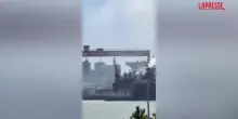 Cina, nave cargo in fiamme nel porto di Qingdao