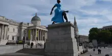 &ldquo;Lady in Blue&rdquo;, a Trafalgar Square la scultura di Tschabalala Self: omaggio alla donna metropolitana contemporanea