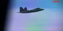 Alaska, rifornimento in volo per i caccia Usa: le immagini delle operazioni di precisione