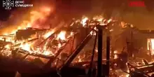 Ucraina, attacco russo su Sumy: i vigili del fuoco alle prese con un enorme incendio