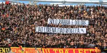Serie A, il Lecce omaggia Lorena Isceri, in campo contro la violenza sulle donne