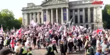 Portsmouth, protesta anti immigrati nella citt&agrave; inglese