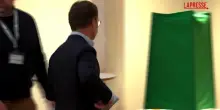 Svezia, il premier Ulf Kristersson al seggio per votare
