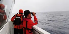 Indonesia, traghetto si ribalta per il maltempo: ci sono vittime e oltre cento dispersi