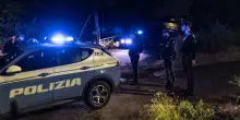 Bergamo, aggredisce i poliziotti e si barrica sul tetto di un&rsquo;abitazione: ore di negoziazione poi l&rsquo;arresto