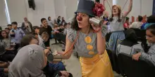 I membri del gruppo &ldquo;Clown Me In&rdquo; si esibiscono nel villaggio di Burj al-Shemali nel Libano meridionale