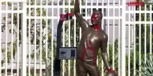 Usa, la statua di Charlie Kirk in Arizona vandalizzata con vernice rossa
