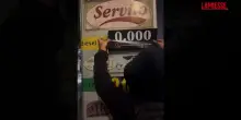Accise, torna Robin Hood con azioni di disobbedienza sulle pompe di benzina in tutta Roma