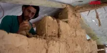 Gaza, case di fango e legno tra le macerie: i palestinesi iniziano la ricostruzione per conto proprio