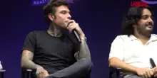Tv, Giraud incalza Fedez alla presentazione di "Roast in Peace 2": "Hai chiamato mamma o lavvocato?"