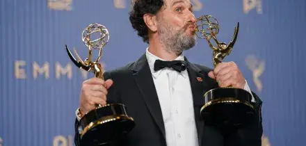 Emmy 2026, tra i vincitori &lsquo;Widow&rsquo;s Bay&rsquo; domina con 14 statuette e Matthew Rhys scrive la storia: le foto