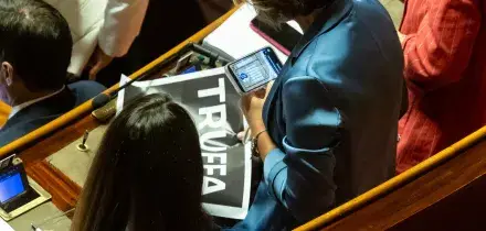 Legge elettorale, ok al Senato con 113 s&igrave;: ora torna alla Camera. Protesta delle opposizioni: &ldquo;No alla legge truffa&rdquo;