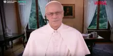 Crozza/Papa Leone XIV e laumento degli stipendi dei cardinali: "Quando vedi quegli occhi tristi"