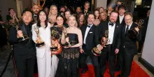 Emmy 2026, tutti i vincitori: da &ldquo;Widow&rsquo;s Bay&rdquo; a &ldquo;The Pitt&rdquo; e &ldquo;DTF St. Louis&rdquo;