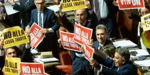 Legge elettorale, via libera del Senato e ritorno alla Camera. L&rsquo;opposizione: &ldquo;Truffa agli elettori&rdquo;