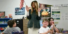 Melania Trump in una scuola elementare: le foto della visita alla Mountain View nel Nord Carolina