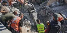 Gaza &ndash; Crolla un palazzo danneggiato dai bombardamenti israeliani, almeno 50 bambini sotto le macerie