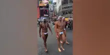 I campioni della Pro Recco passeggiano in costume per le strade di Tokyo