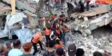 Gaza: crolla edificio di sei piani, almeno 12 i morti. Soccorritori scavano tra le macerie