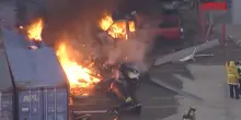 Los Angeles, elicottero emittente tv si schianta in un parcheggio: il veicolo in fiamme